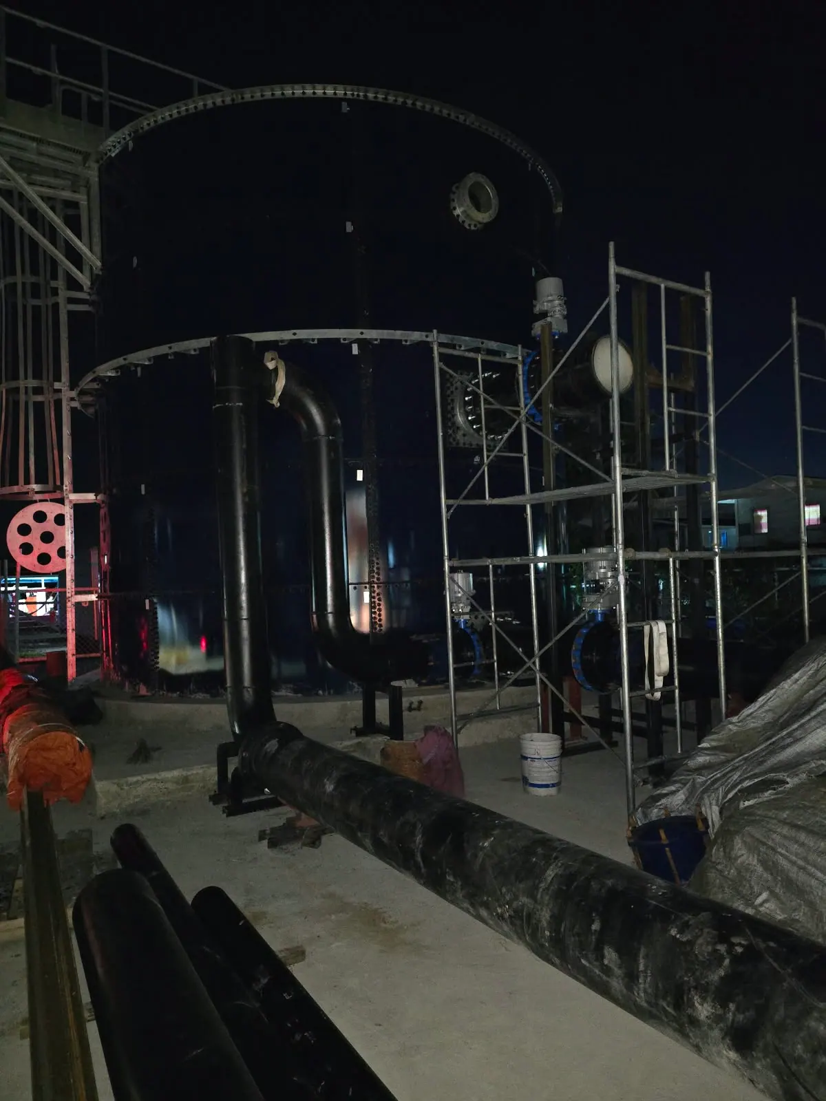 Bolted water storage tank with large-diameter pipework